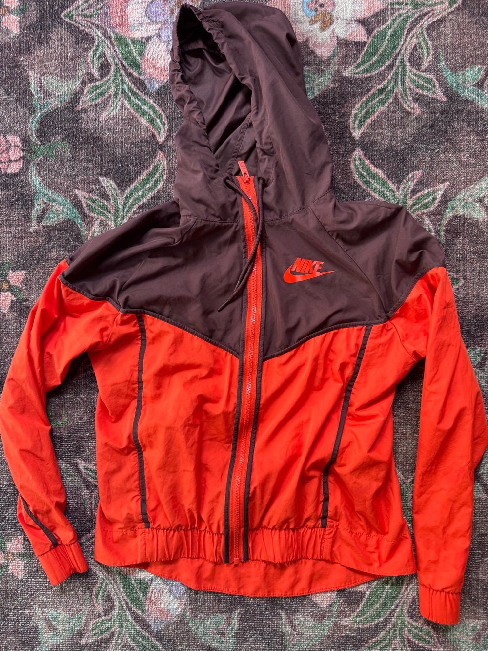 Nike Women's Red and Burgundy Hooded ColorblockWindbreaker Jacket - Size Small